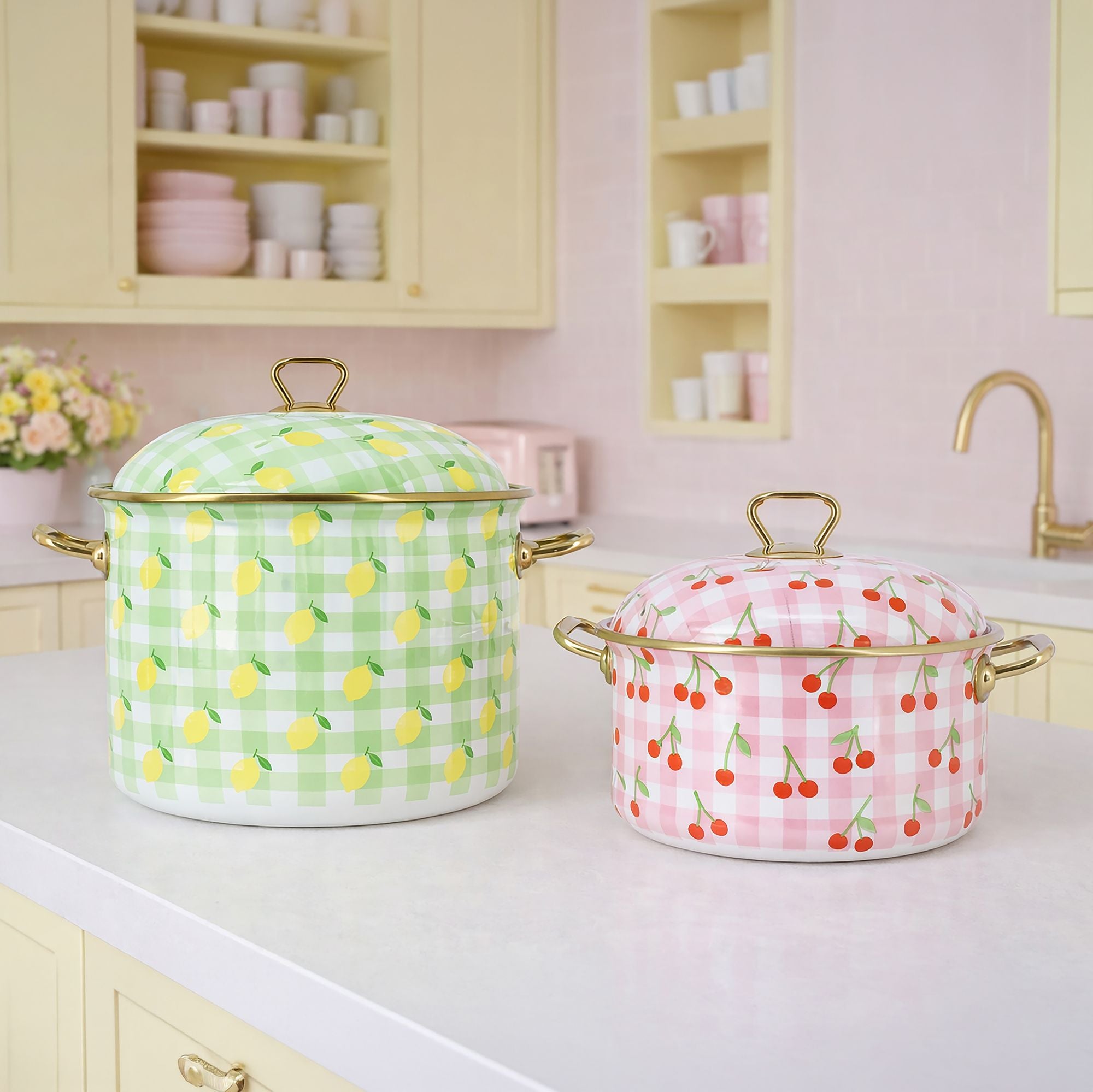 Faitout Vichy Cerise 20cm et marmite motif citron vert sur plan de travail cuisine pastel, acier émaillé