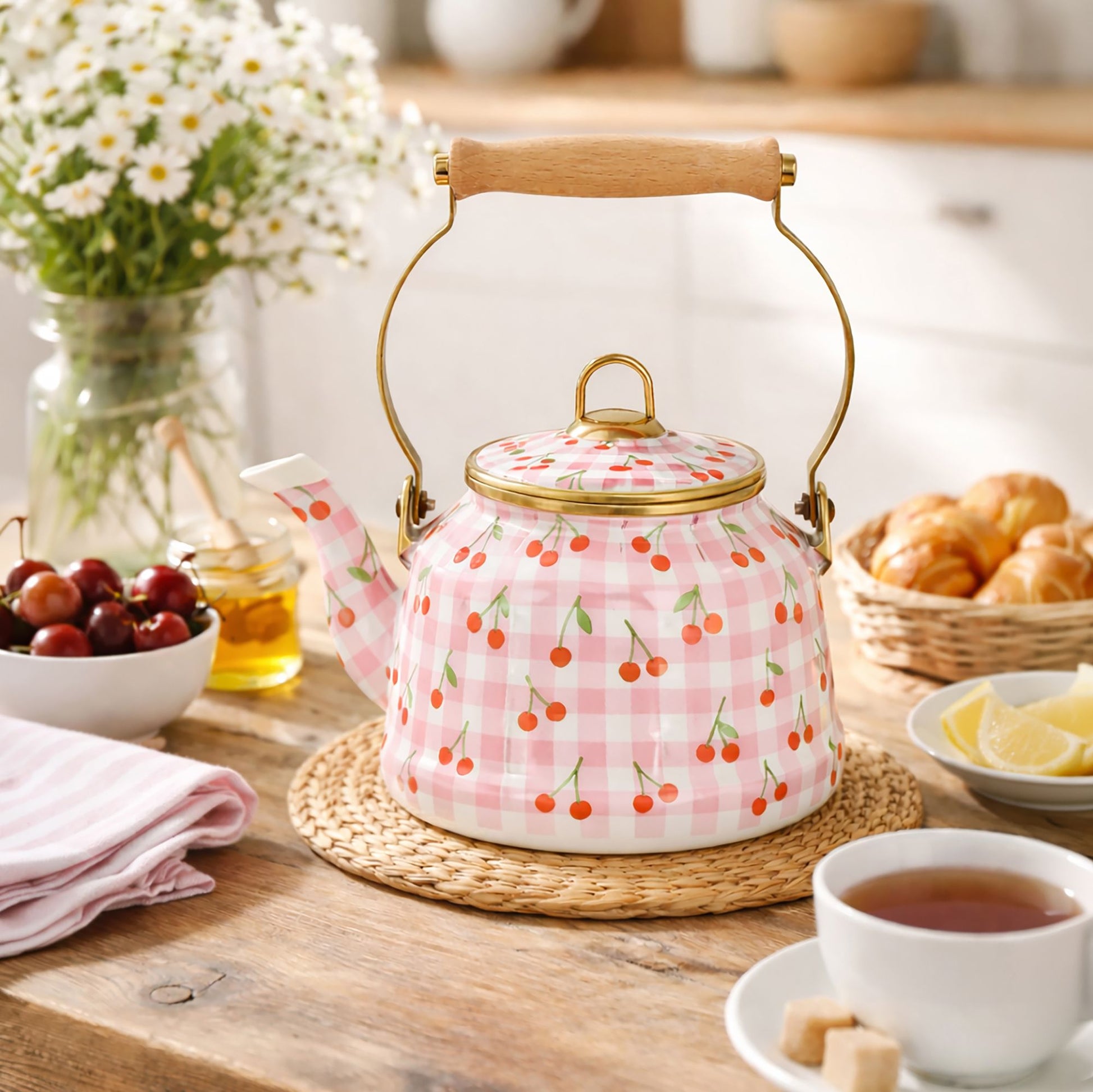 Bouilloire Vichy Cerise 2.5L en acier émaillé rose à motifs cerises, ambiance petit-déjeuner sur table bois