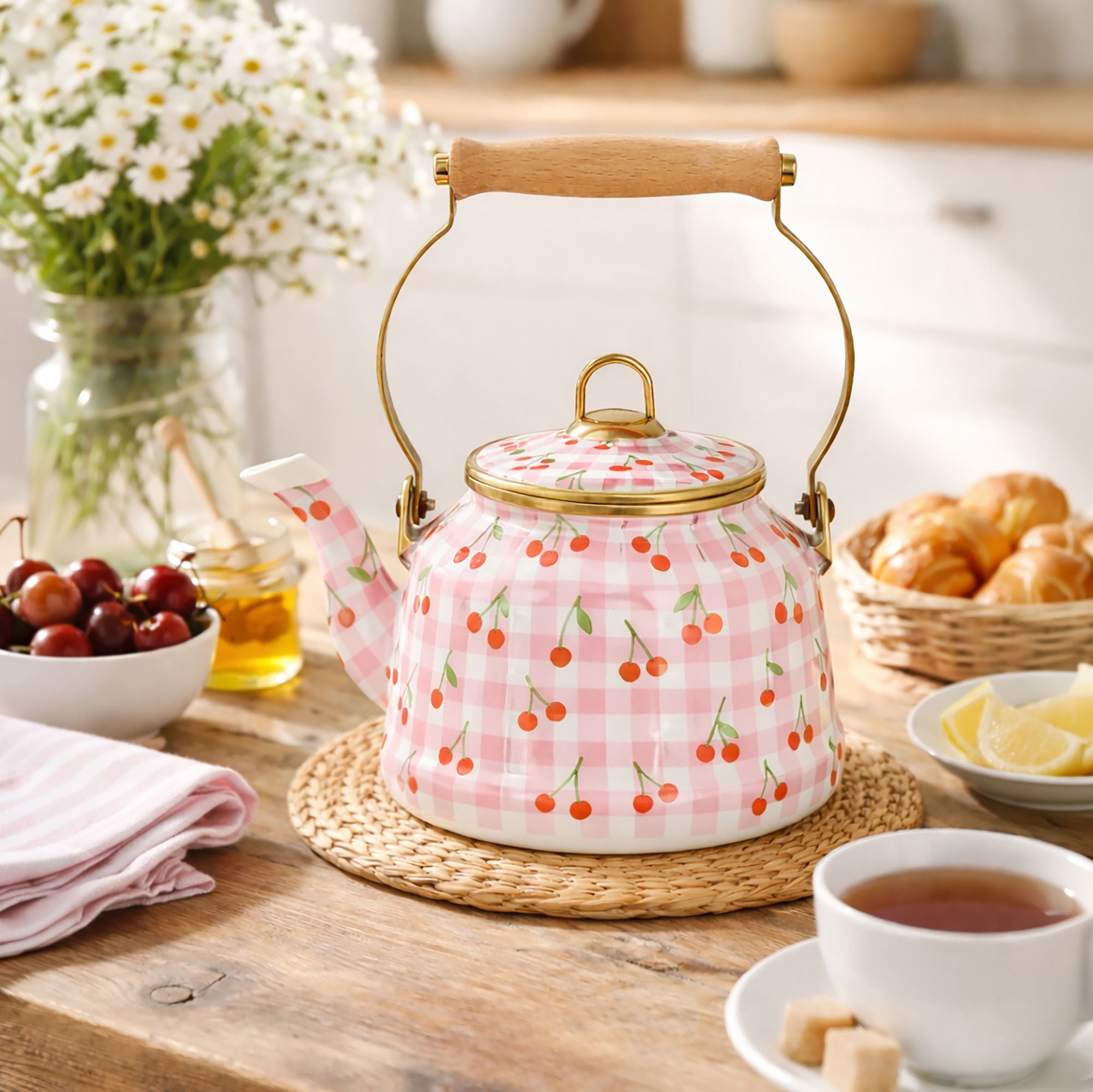 Bouilloire Vichy Cerise 2.5L en acier émaillé rose à motifs cerises, ambiance petit-déjeuner sur table bois