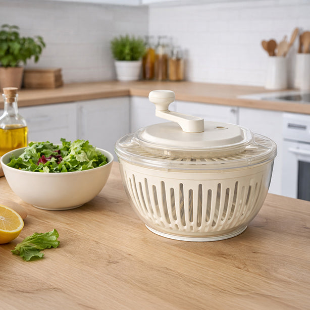 Essoreuse 2 en 1 blanche en polypropylène sur plan de travail bois avec salade fraîche dans bol