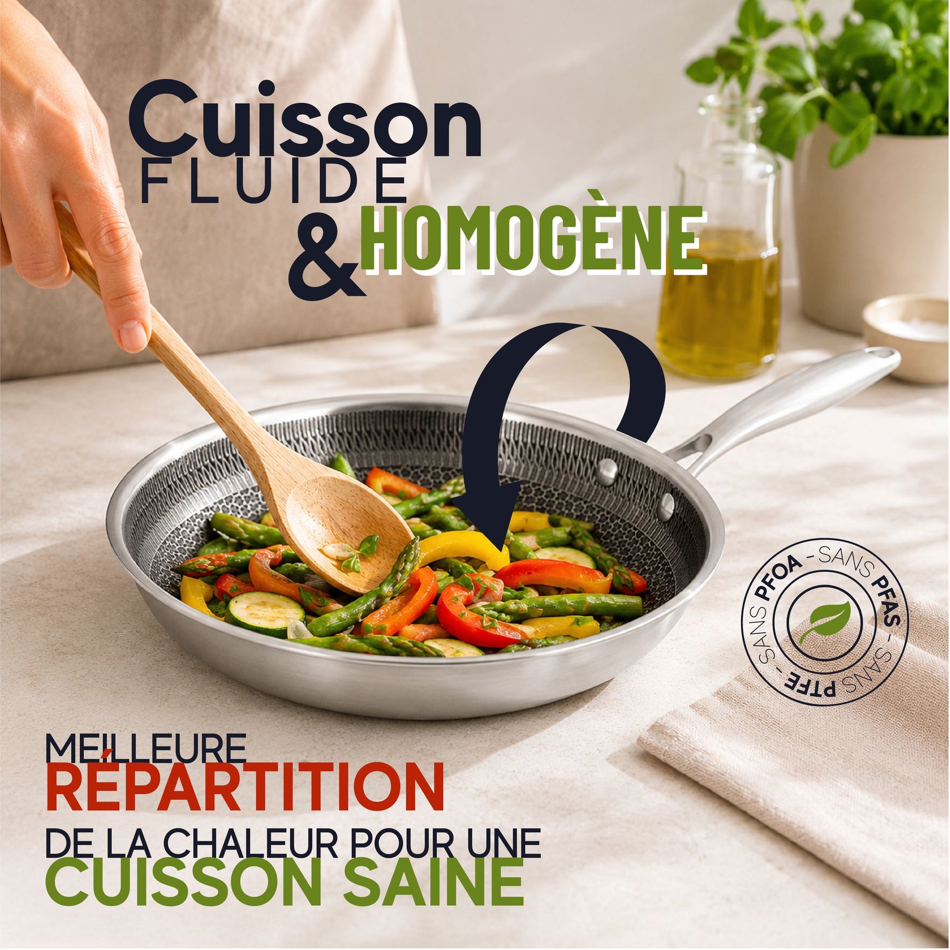Poêle Trinox avec revêtement antiadhésif sans PFAS, cuisson de légumes colorés, vue rapprochée