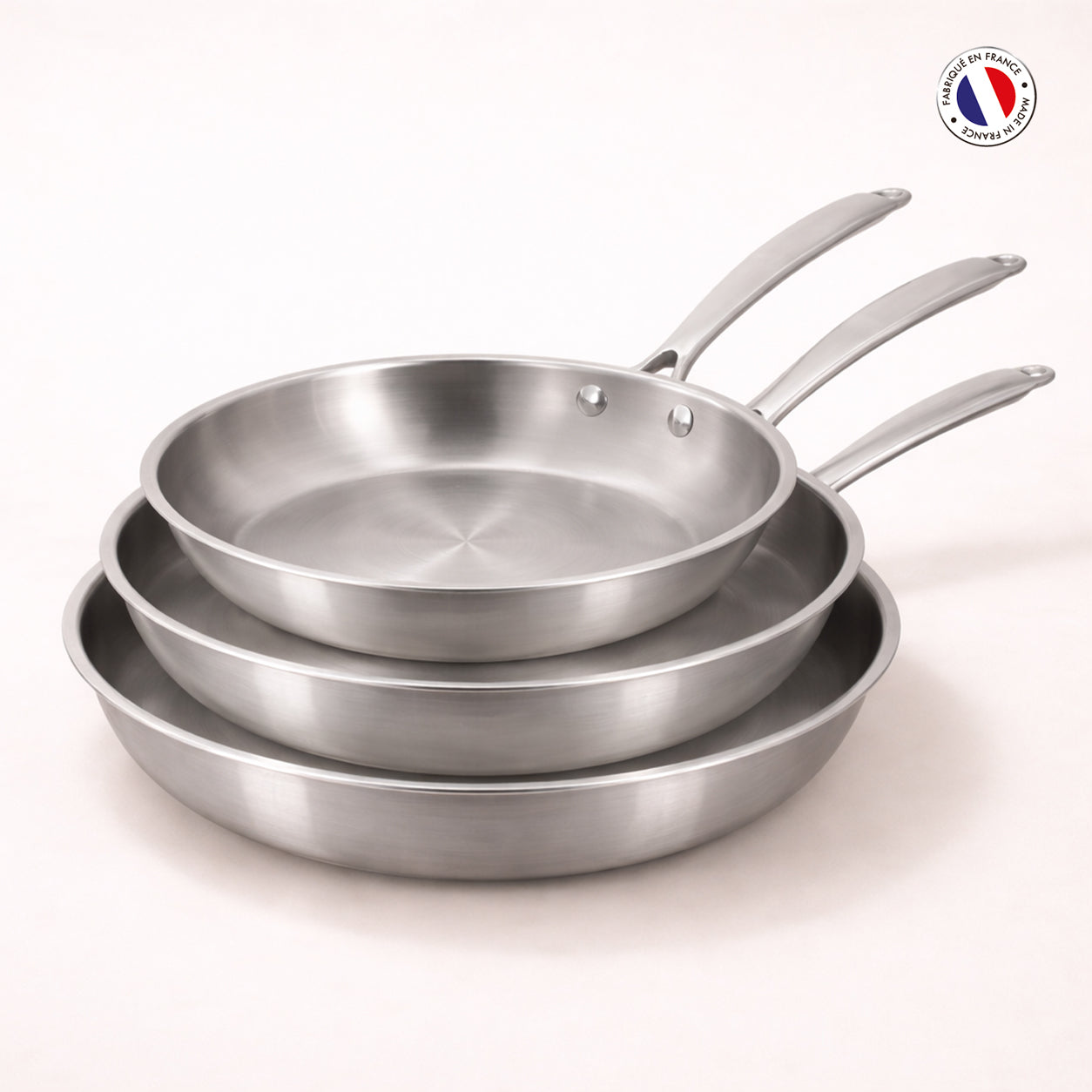 Set de 3 poêles Triply Menastyl en acier inoxydable 20, 24 et 28 cm empilées, fabrication française