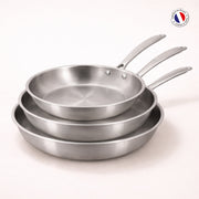 Set de 3 poêles Triply Menastyl en acier inoxydable 20, 24 et 28 cm empilées, fabrication française