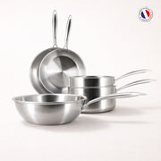 Set de 5 pièces Triply Menastyl en acier inoxydable : 2 poêles, 2 casseroles et 1 wok, vue d'ensemble sur fond blanc