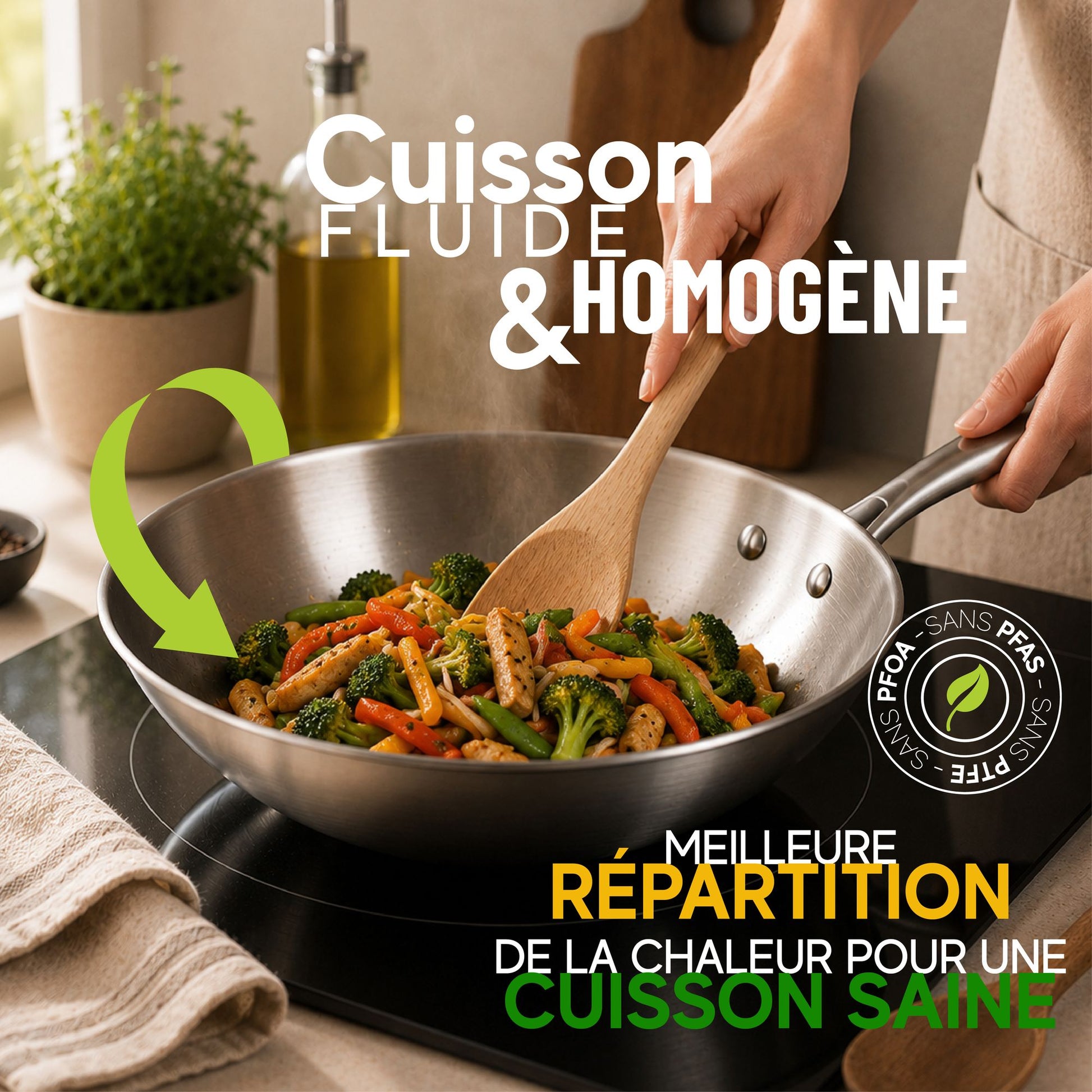 Sauté de légumes dans poêle Trinox, cuisson homogène avec spatule bois, badge PFOA-free visible