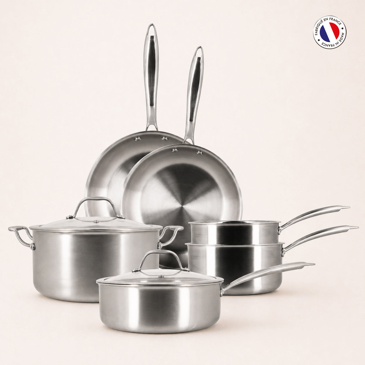 Set de 6 pièces Triply Menastyl en acier inoxydable triple couche, vue d'ensemble sur fond beige
