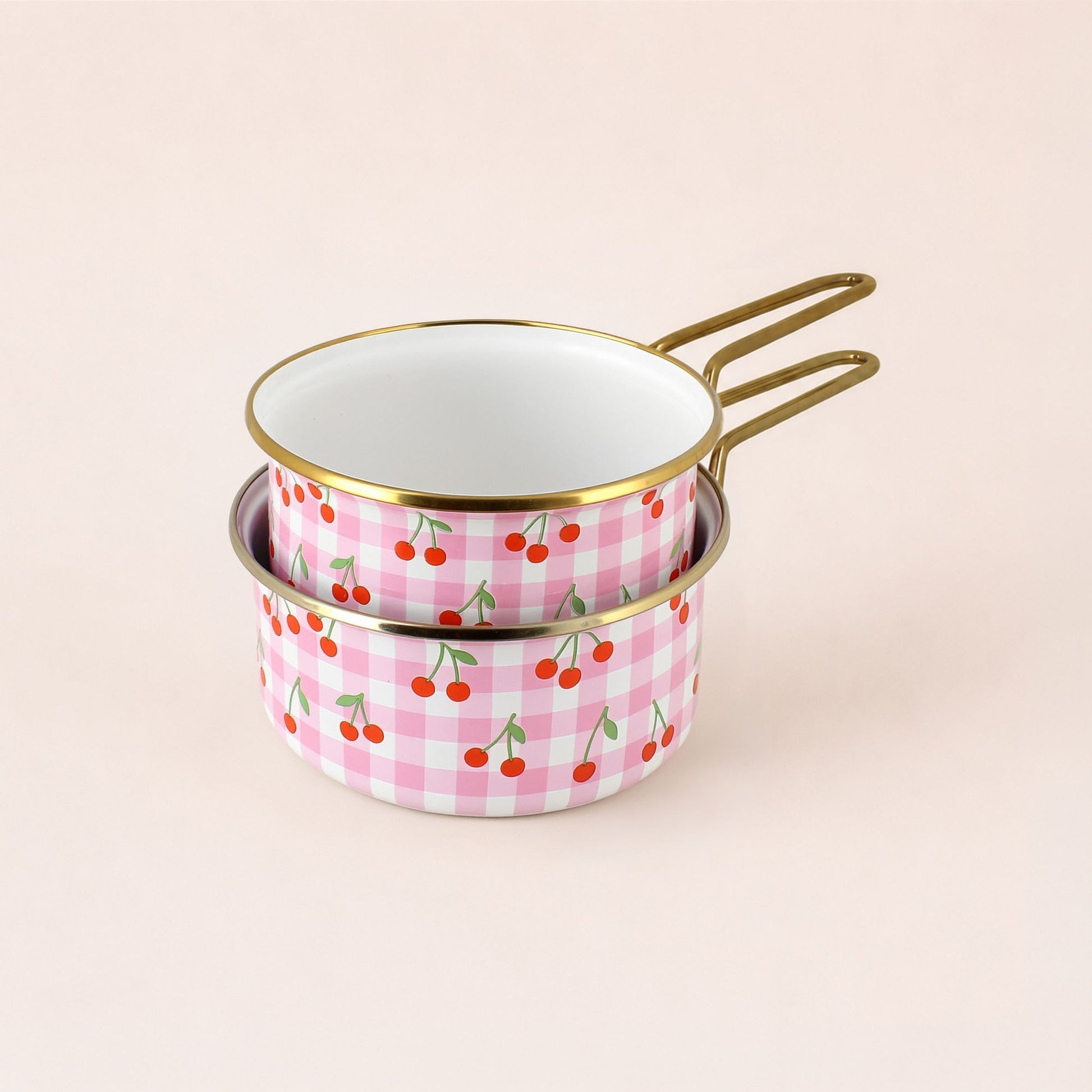 Lot de 2 casseroles Vichy Cerise empilées, motif carreaux roses et cerises rouges, finition émaillée avec liseré doré