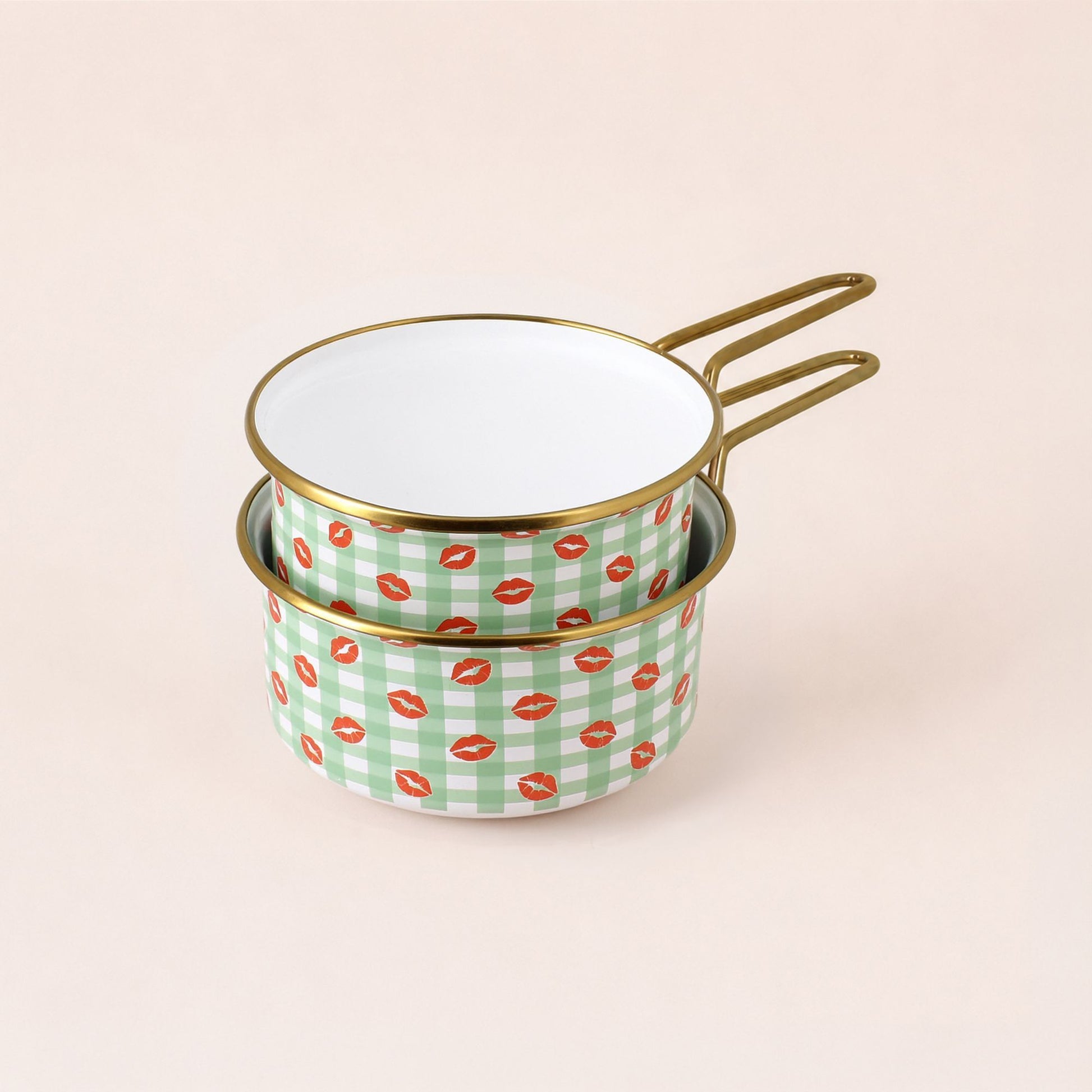 Lot de 2 casseroles Vichy en acier émaillé motif vichy vert et bisous rouges, vue empilée avec intérieur blanc
