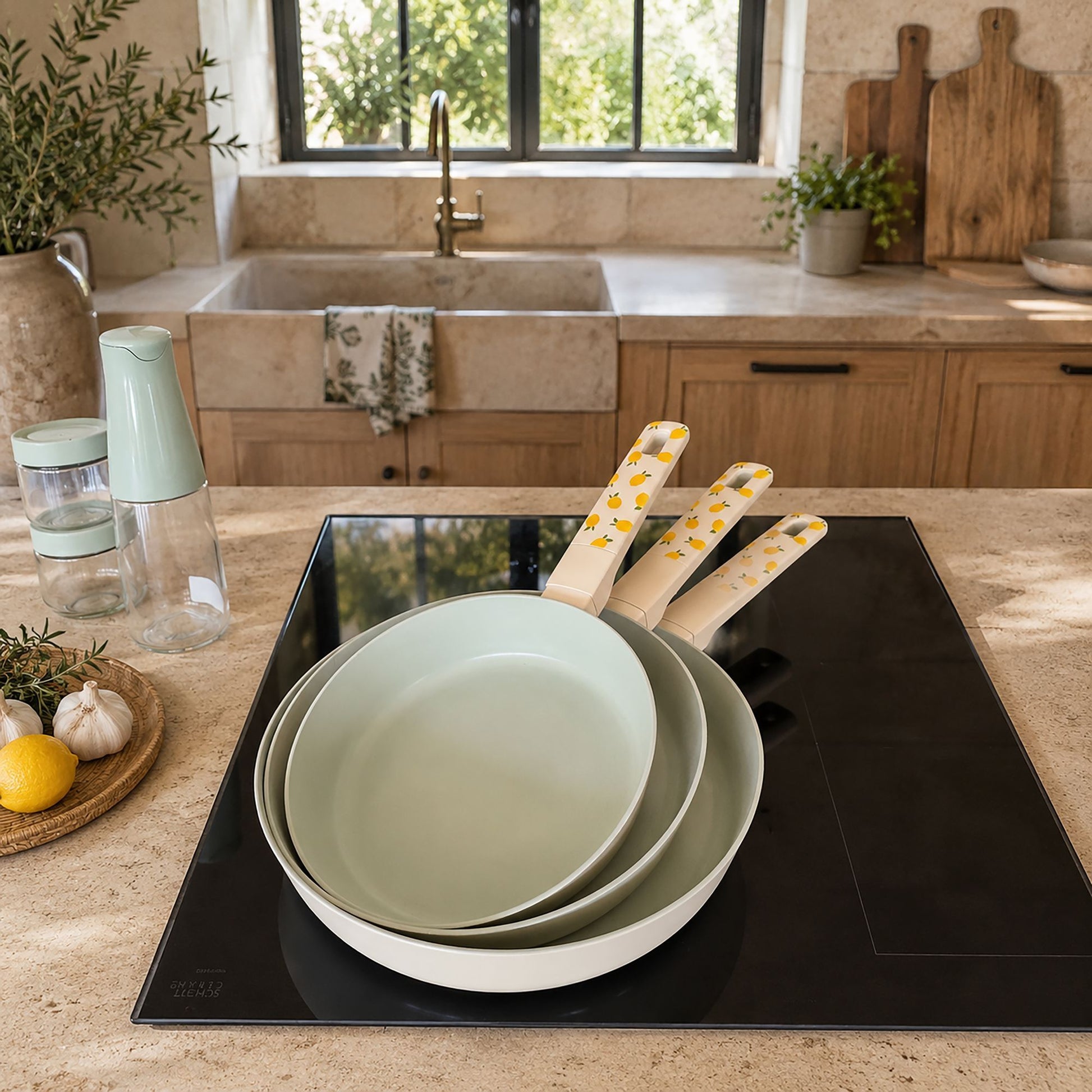Lot de 3 poêles aluminium motif citron empilées sur plaque induction, cuisine rustique moderne