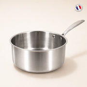 Casserole Triply 20 cm en acier inoxydable triple couche Menastyl avec poignée rivetée, vue de trois-quarts