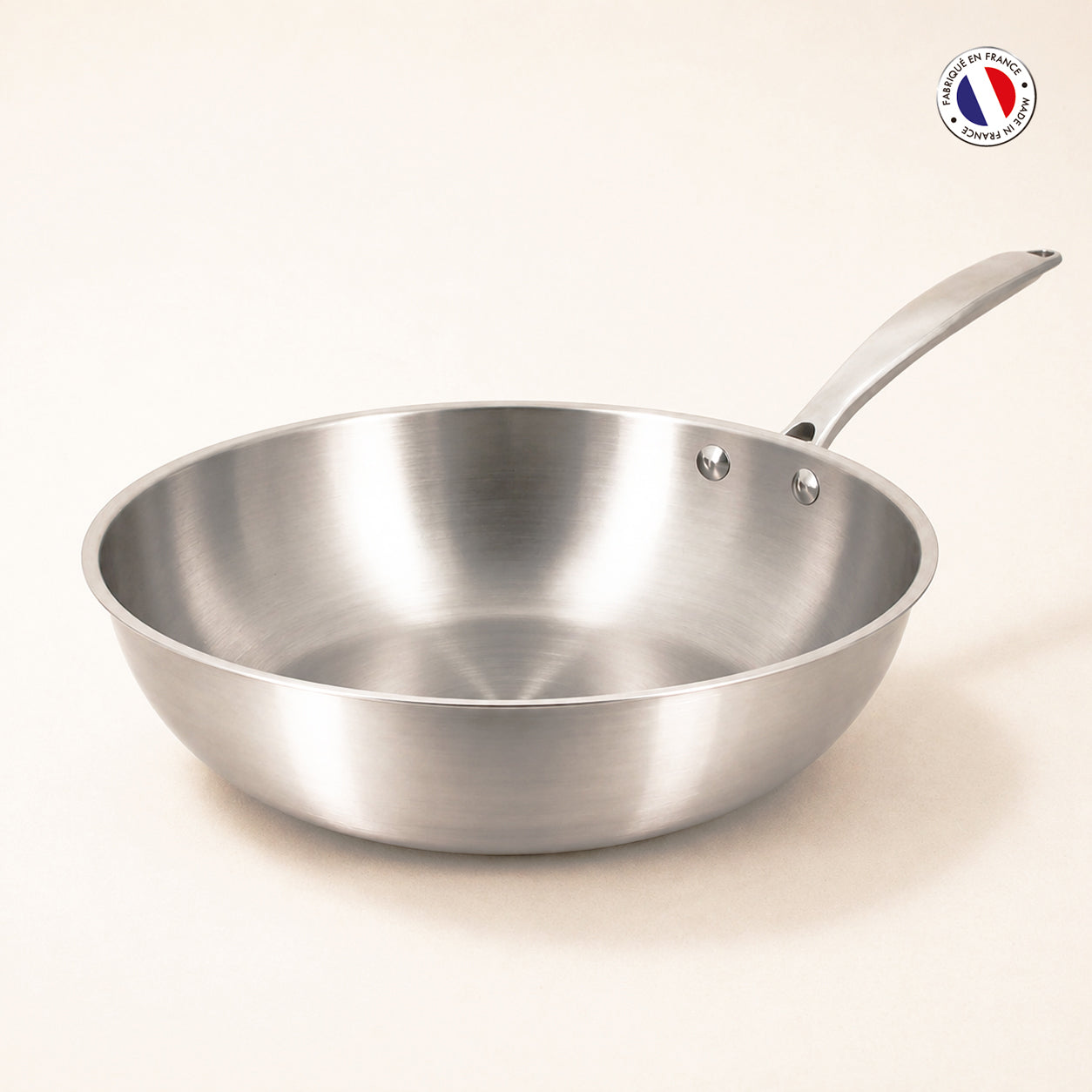 Wok Triply 28cm en acier inoxydable Menastyl, vue de trois-quarts avec manche ergonomique, fabrication française