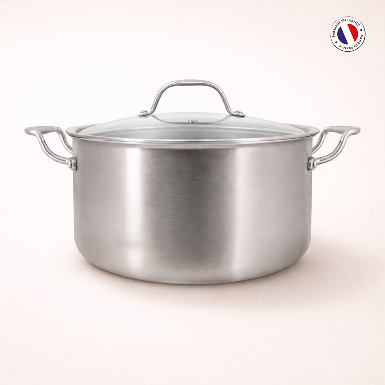 Faitout Triply 24cm en acier inoxydable avec couvercle en verre Menastyl, vue de face sur fond clair
