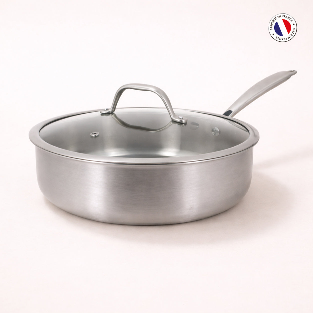 Sauteuse Triply 24cm en acier inoxydable avec couvercle et manche long Menastyl, vue de face sur fond clair