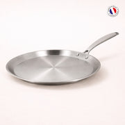 Crêpière Triply 28cm en acier inoxydable triple couche Menastyl, vue de trois quarts avec manche riveté
