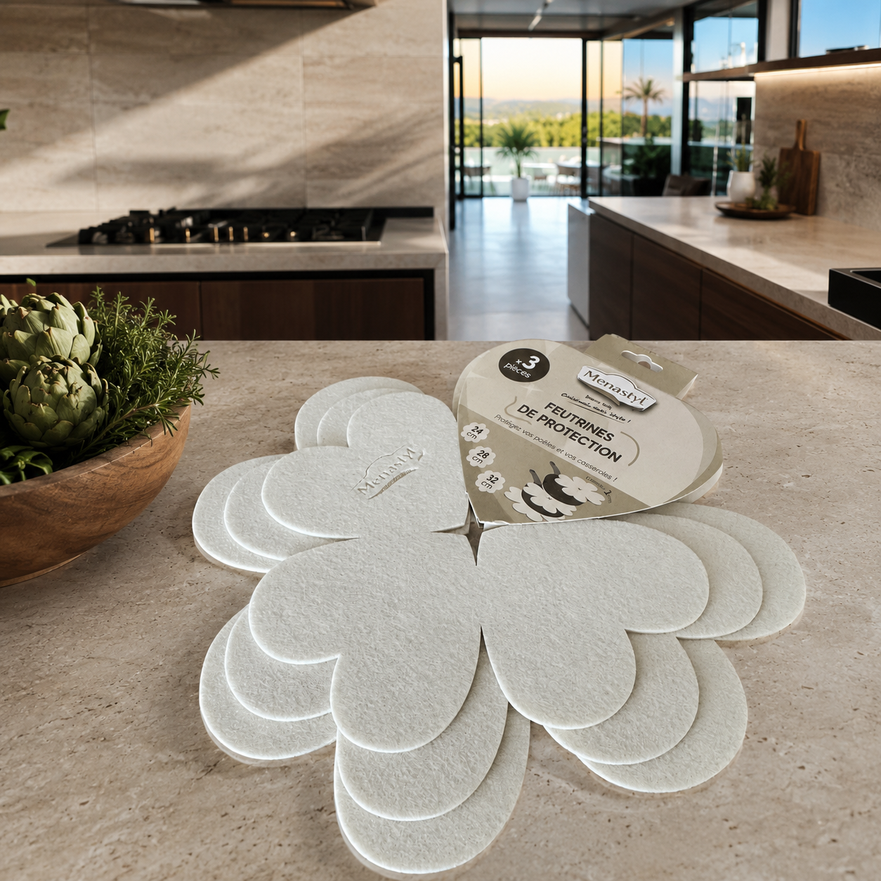 Intercalaires de protection en feutrine crème disposés en fleur sur plan de travail cuisine moderne
