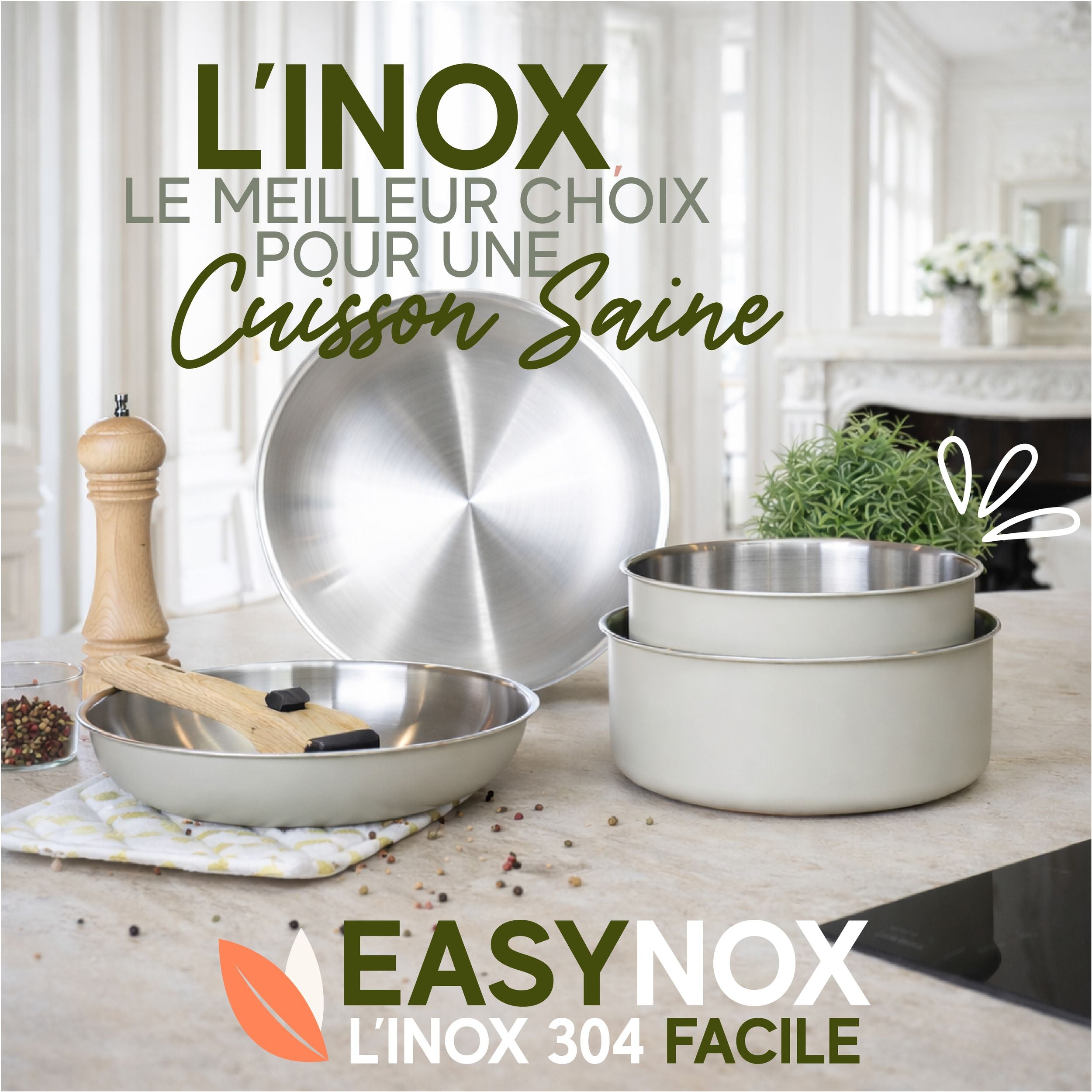 Set 5 pièces Easynox inox et aluminium avec casseroles blanches, poêle et couvercle, ambiance cuisine moderne