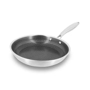 Poêle Trinox 20cm en acier inoxydable avec revêtement antiadhésif Menastyl, vue en perspective sur fond blanc