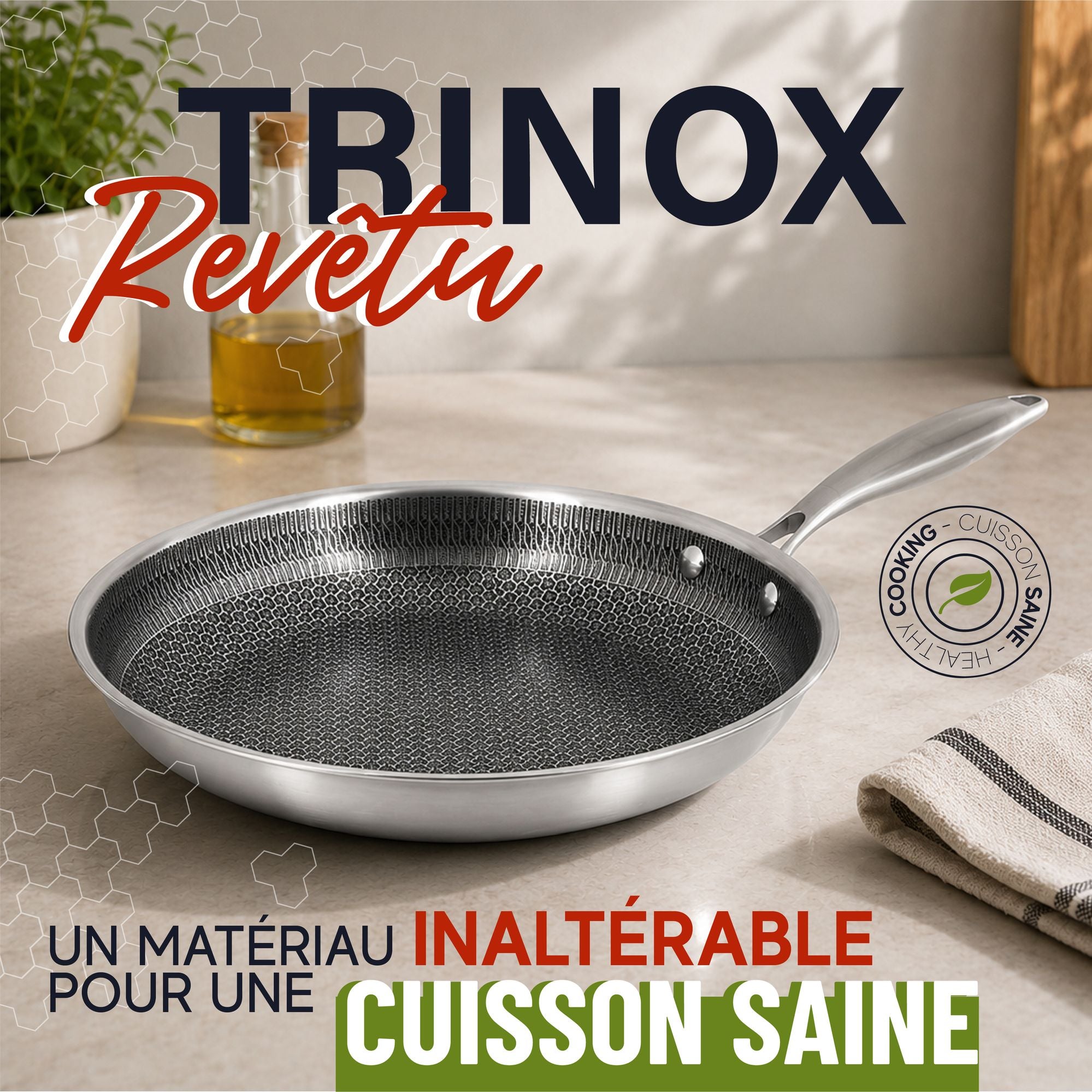 Poêle Trinox 28cm en inox avec revêtement antiadhésif noir texturé, vue d'intérieur sur plan de travail clair