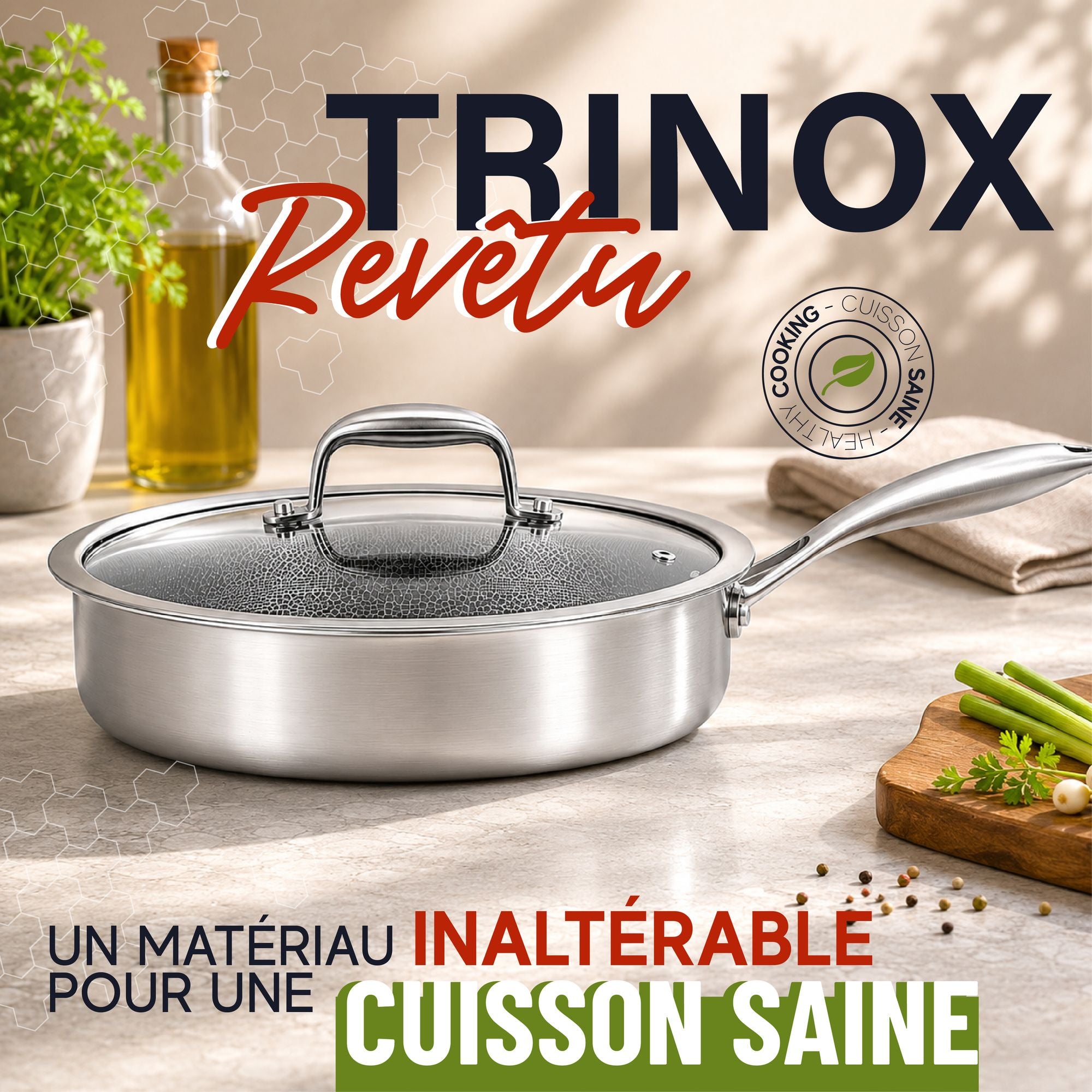 Sauteuse Trinox 24cm en inox avec couvercle verre, posée sur plan travail avec huile d'olive et herbes fraîches