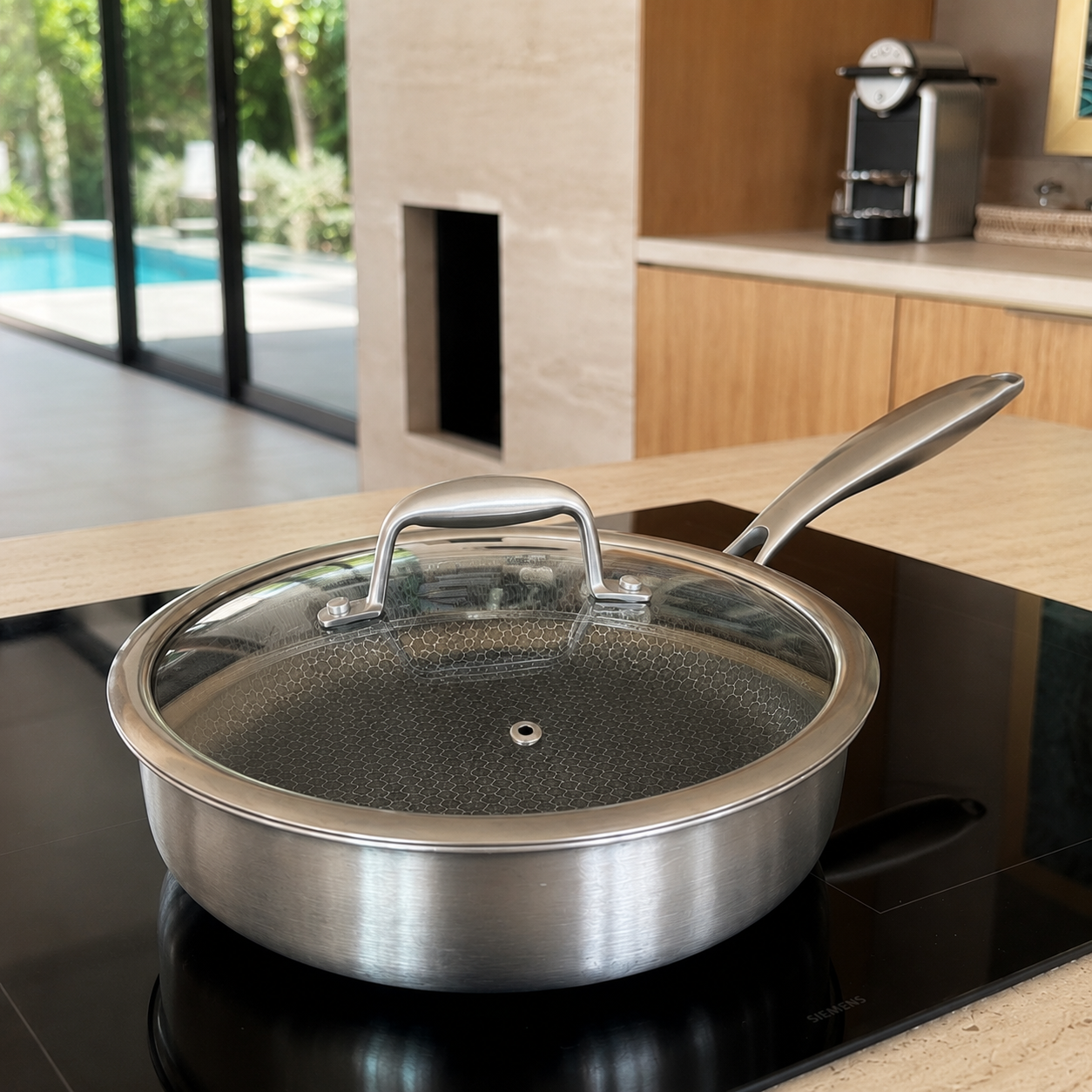 Sauteuse Trinox 24cm en inox avec couvercle verre, posée sur plaque induction dans cuisine moderne