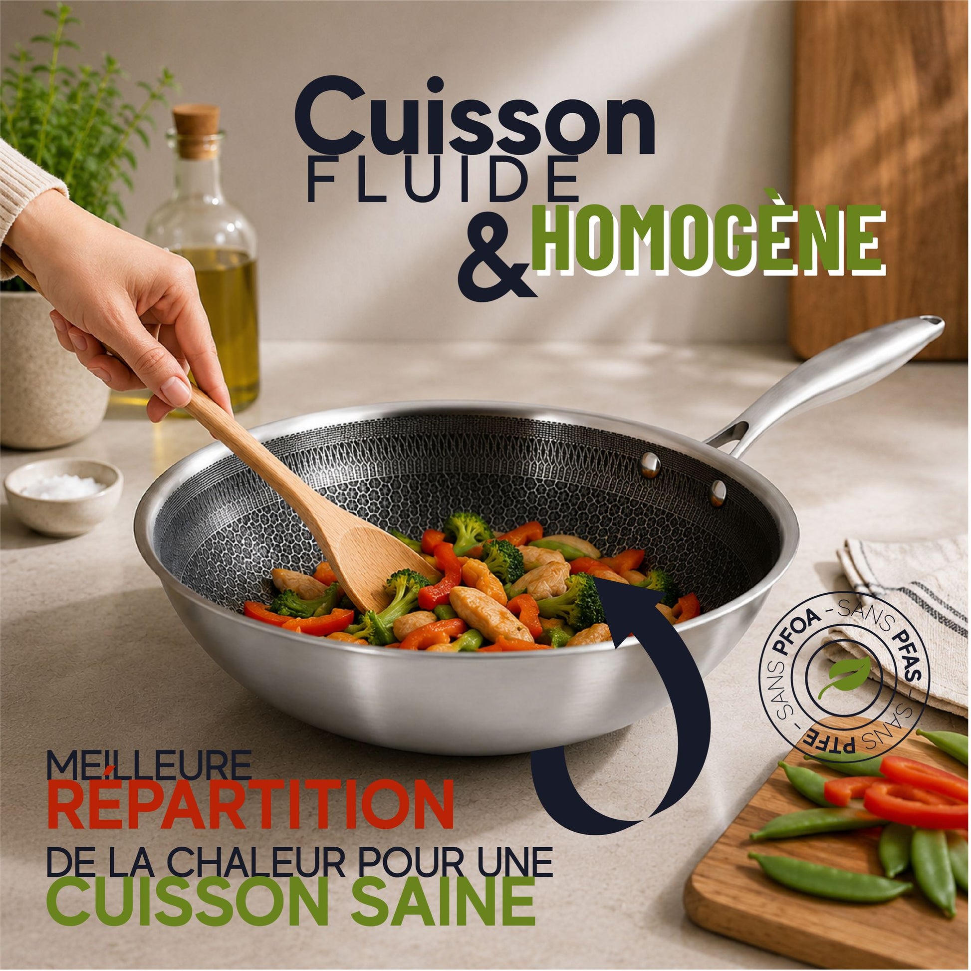 Cuisson de légumes sautés au wok Trinox 28cm avec revêtement antiadhésif, main utilisant spatule en bois
