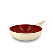 Wok Cerise 28cm en aluminium Menastyl, intérieur rouge et extérieur beige, vue de trois-quarts avec manche décoré