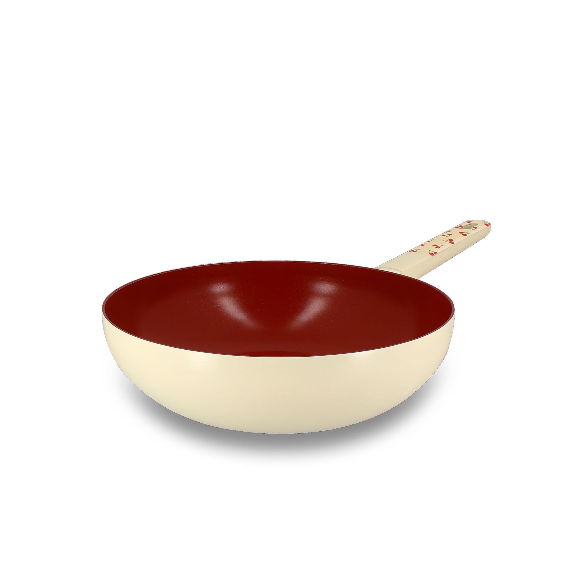 Wok Cerise 28cm en aluminium Menastyl, intérieur rouge et extérieur beige, vue de trois-quarts avec manche décoré