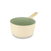 Casserole Citron 18 cm Menastyl en aluminium beige et vert, vue de trois-quarts avec manche décoratif