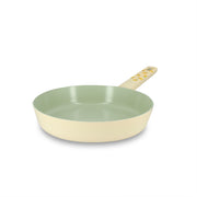 Poêle Citron 24cm en aluminium Menastyl, extérieur beige et intérieur vert, vue de trois quarts avec manche décoré