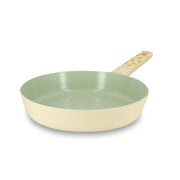 Poêle Citron 28cm en aluminium Menastyl, intérieur vert pastel et extérieur beige crème, vue de trois-quarts