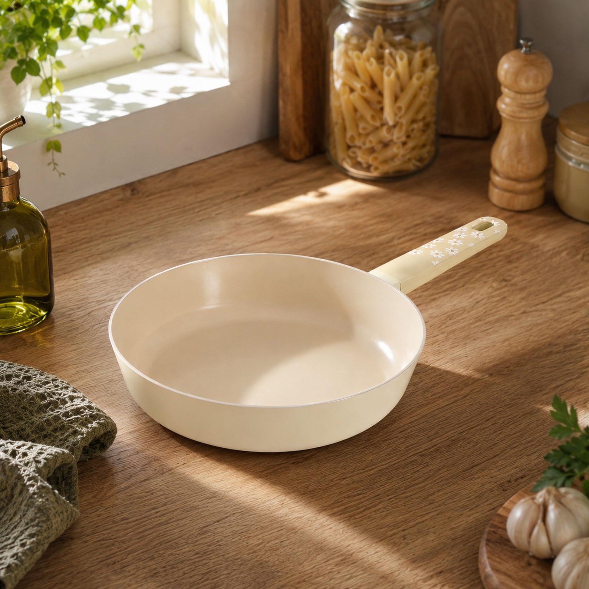 Poêle Marguerite 20cm en aluminium beige sur plan de travail bois, ambiance cuisine naturelle