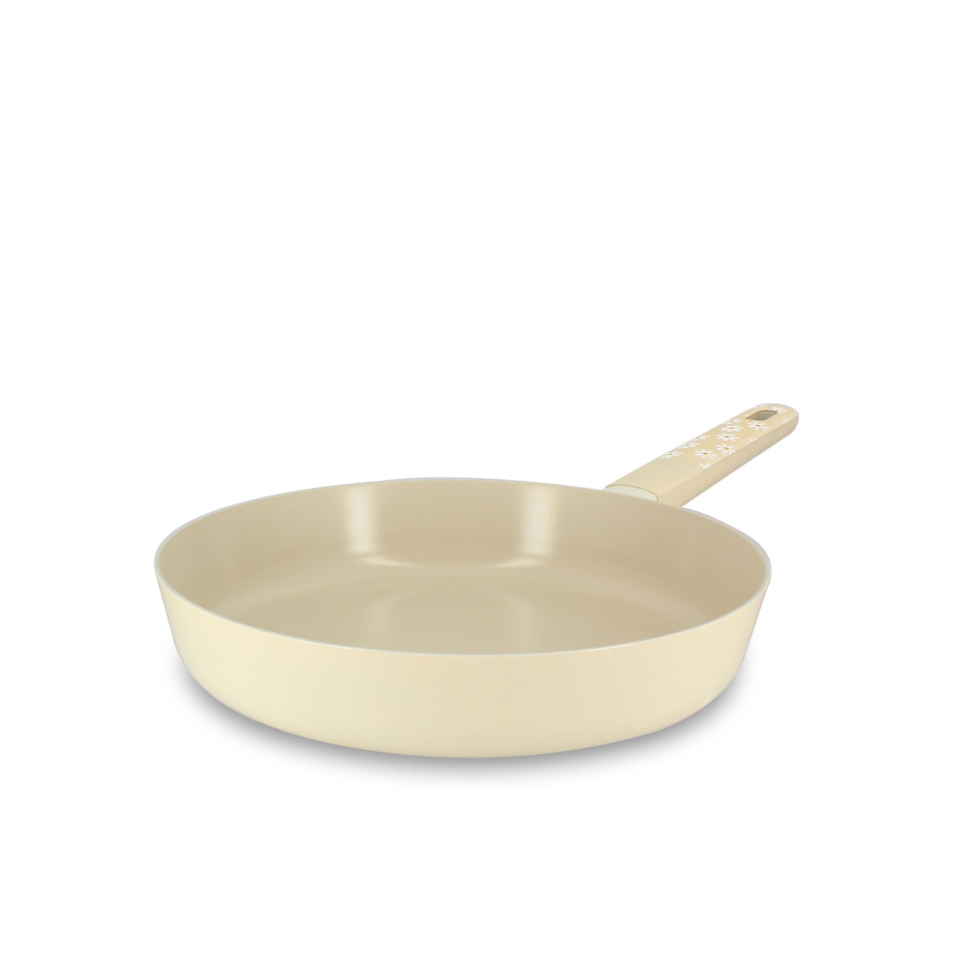 Poêle Marguerite 28cm en aluminium beige clair Menastyl, vue de trois quarts sur fond blanc