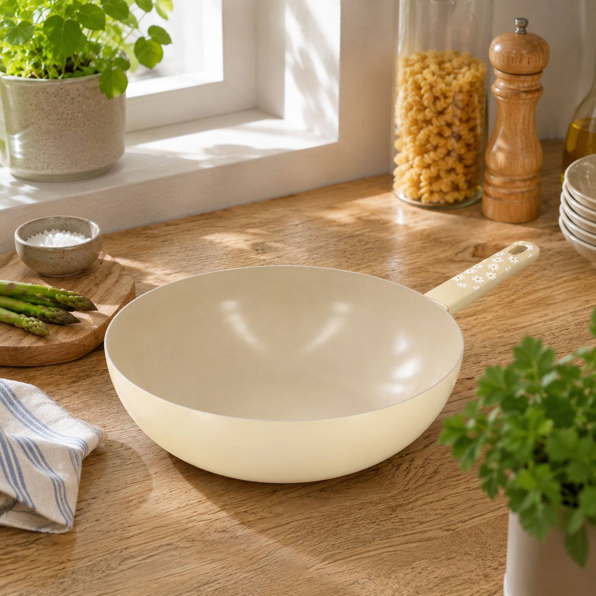 Wok Marguerite 28cm en aluminium beige posé sur plan de travail bois avec légumes frais