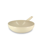 Wok Marguerite 28cm en aluminium beige Menastyl, vue de trois-quarts avec manche ergonomique