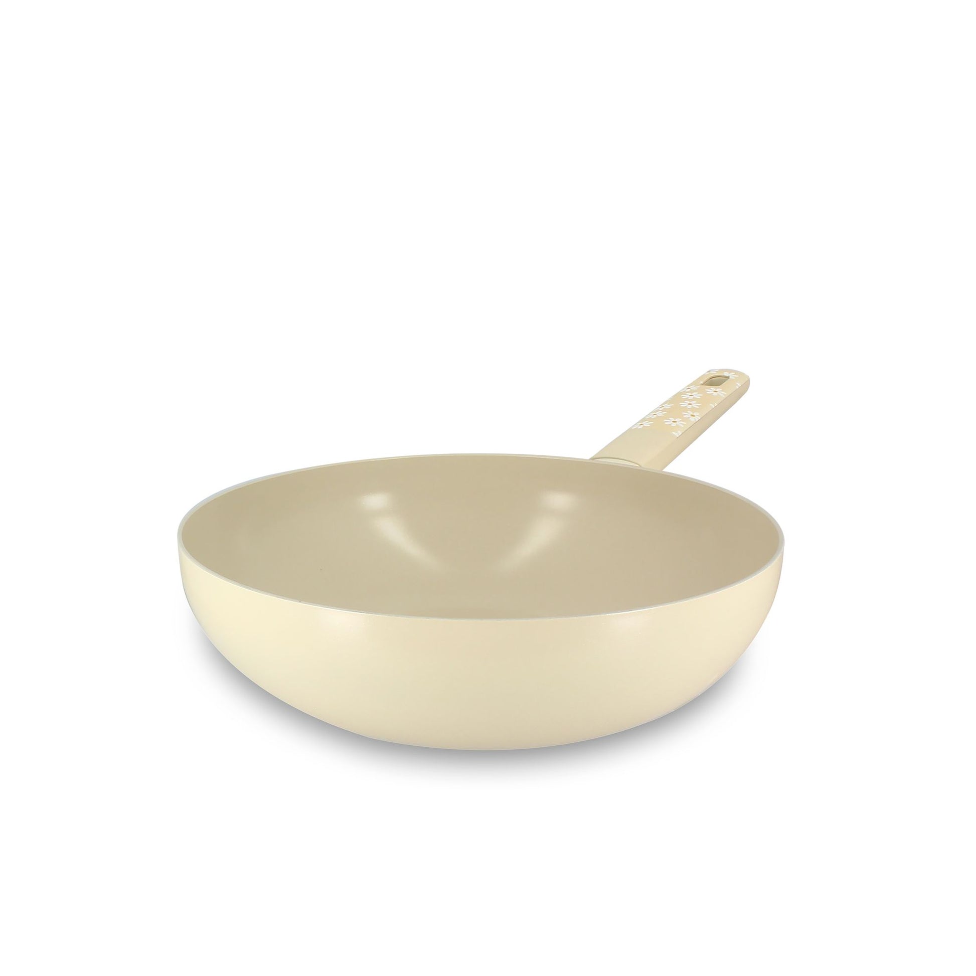 Wok Marguerite 28cm en aluminium beige Menastyl, vue de trois-quarts avec manche ergonomique