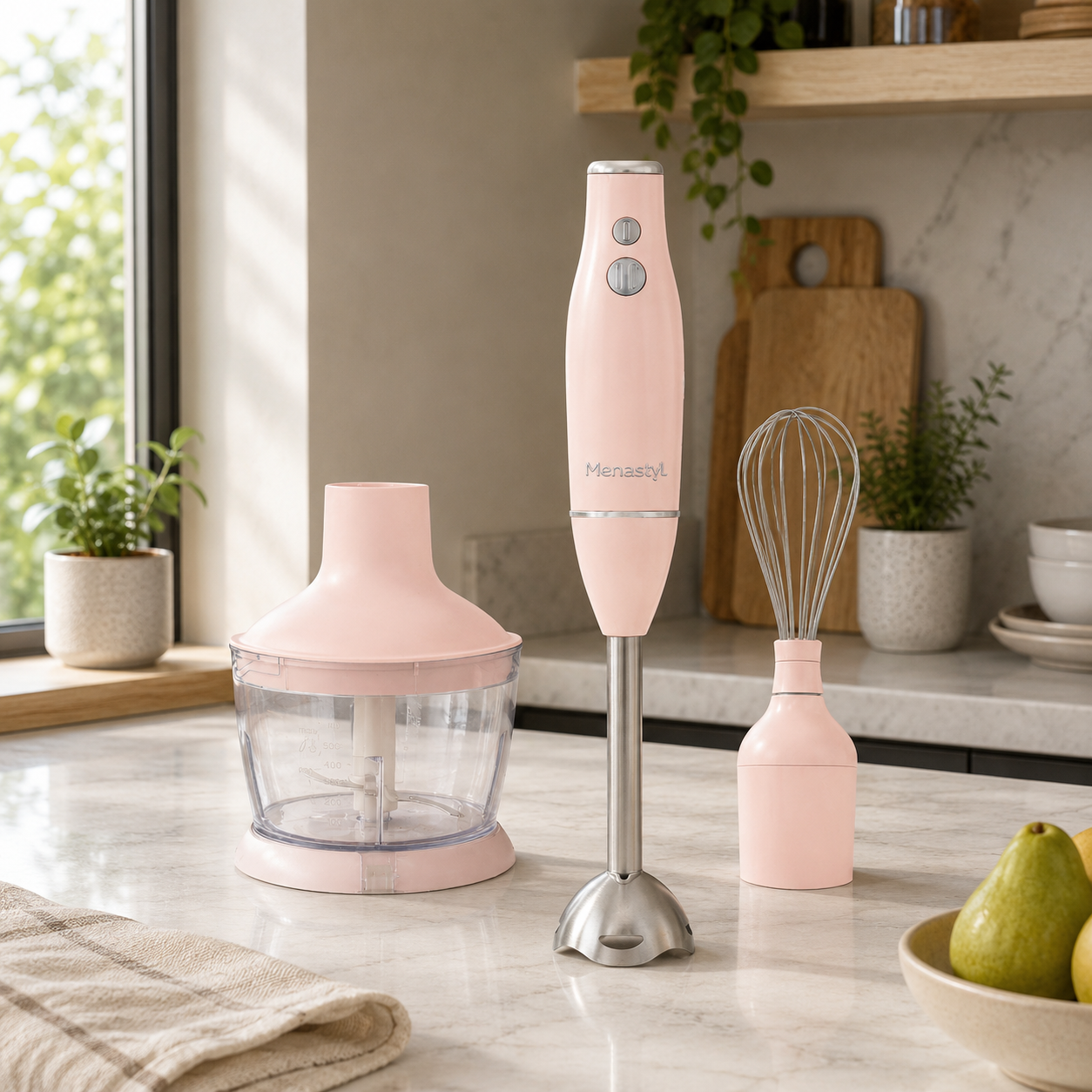 Mixeur multifonction 3 en 1 rose pastel avec accessoires : pied mixeur, bol hachoir et fouet sur plan de travail cuisine