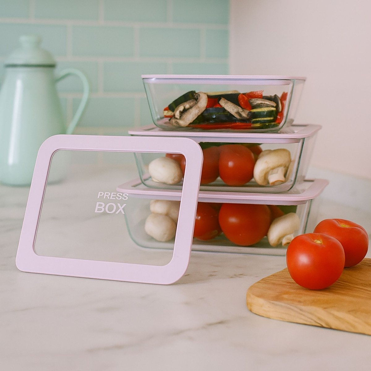 Boîtes hermétiques rectangulaires empilées avec légumes frais, couvercles roses, verre transparent sur plan de travail