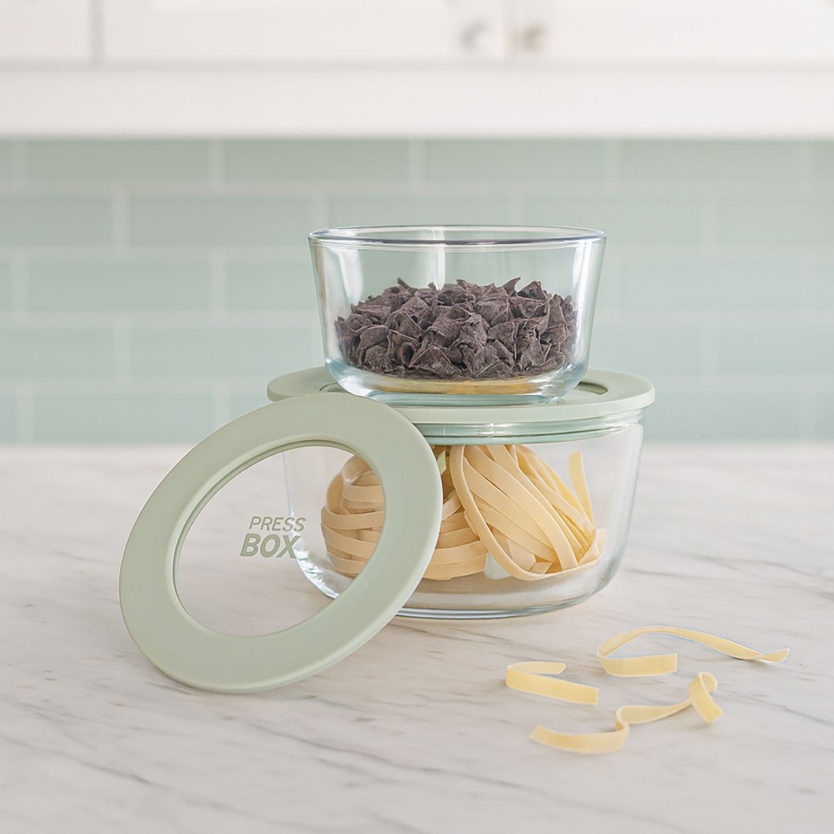 Boîte hermétique ronde Pressbox 250ml en verre empilée avec couvercle pressoir, remplie de pâtes et chocolat