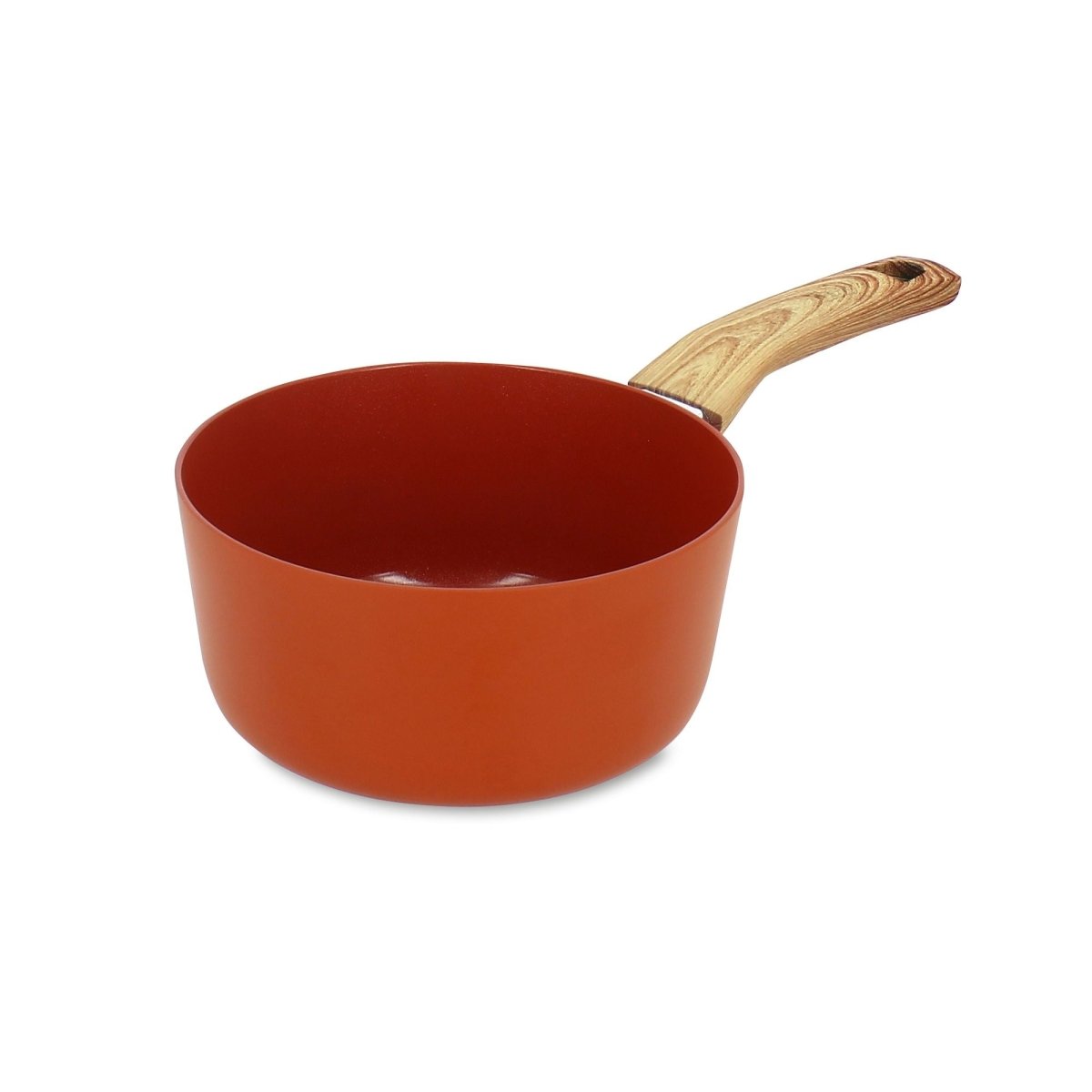 Casserole Colorama 18 cm orange en aluminium avec manche bois, vue de trois-quarts sur fond blanc