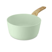 Casserole Colorama 18 cm Menastyl vert menthe avec manche bois, vue de trois-quarts sur fond blanc