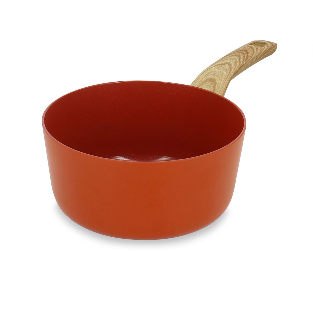 Casserole Colorama 18 cm orange avec manche en bois, vue de trois quarts sur fond blanc