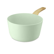 Casserole Colorama 20 cm Menastyl en aluminium vert menthe avec manche bois, vue de trois-quarts