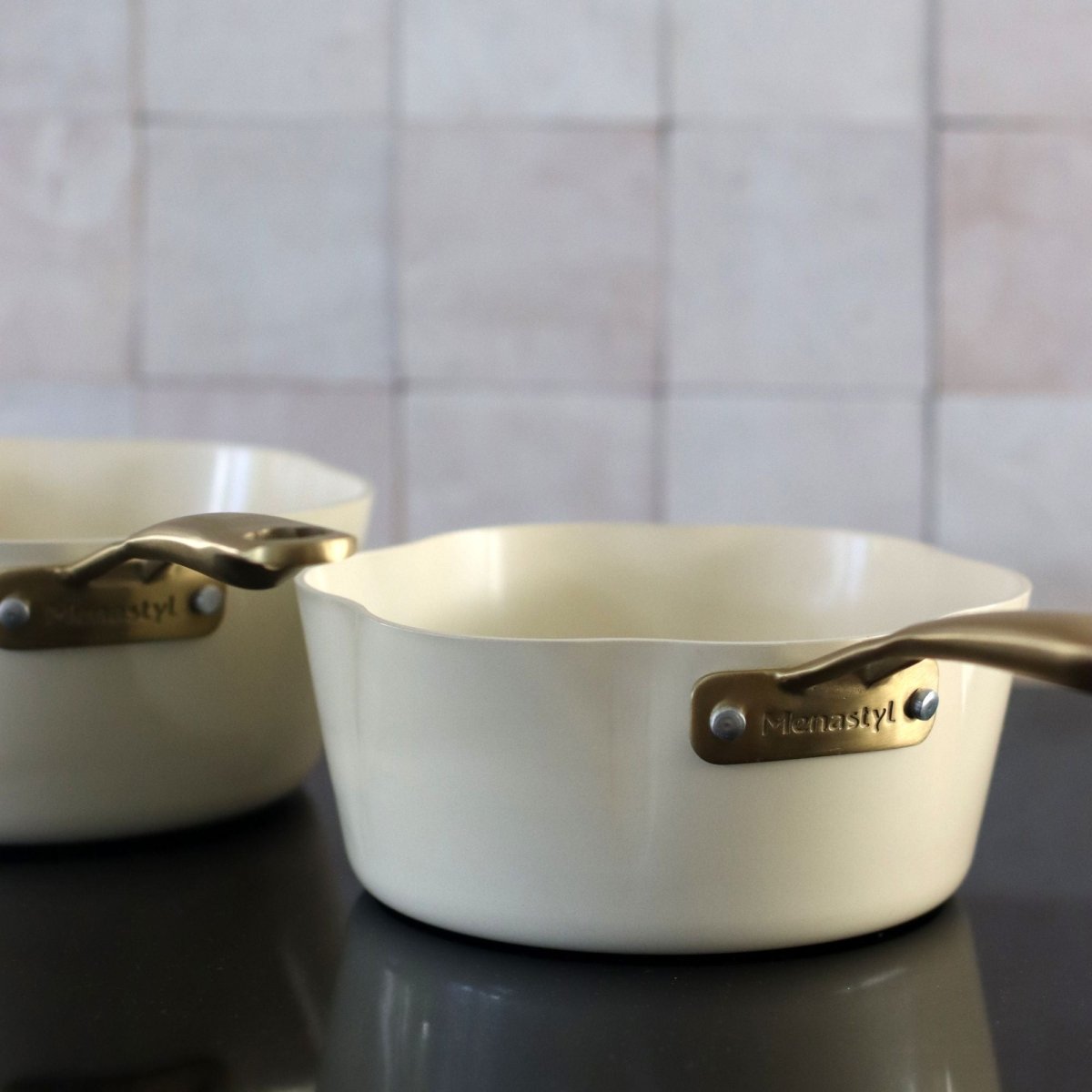 Deux casseroles Dahlia 20 cm beige en aluminium recyclé avec poignées bronze sur plaque induction