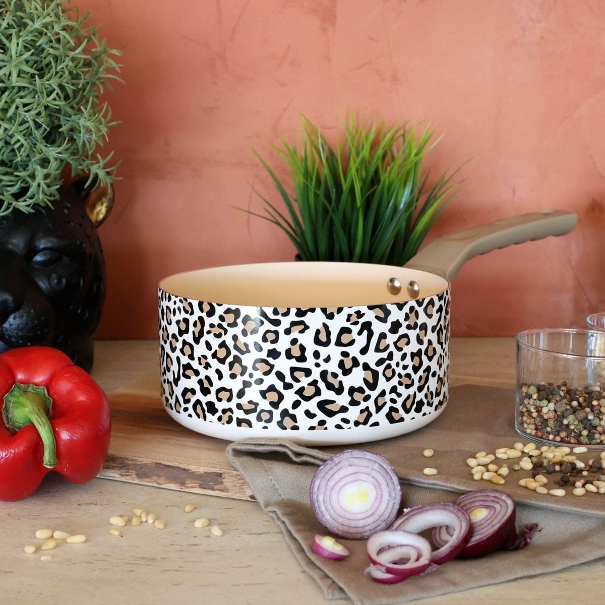 Casserole Léopard 18 cm avec motif animal marron sur plan de travail, mise en scène cuisine avec légumes et épices