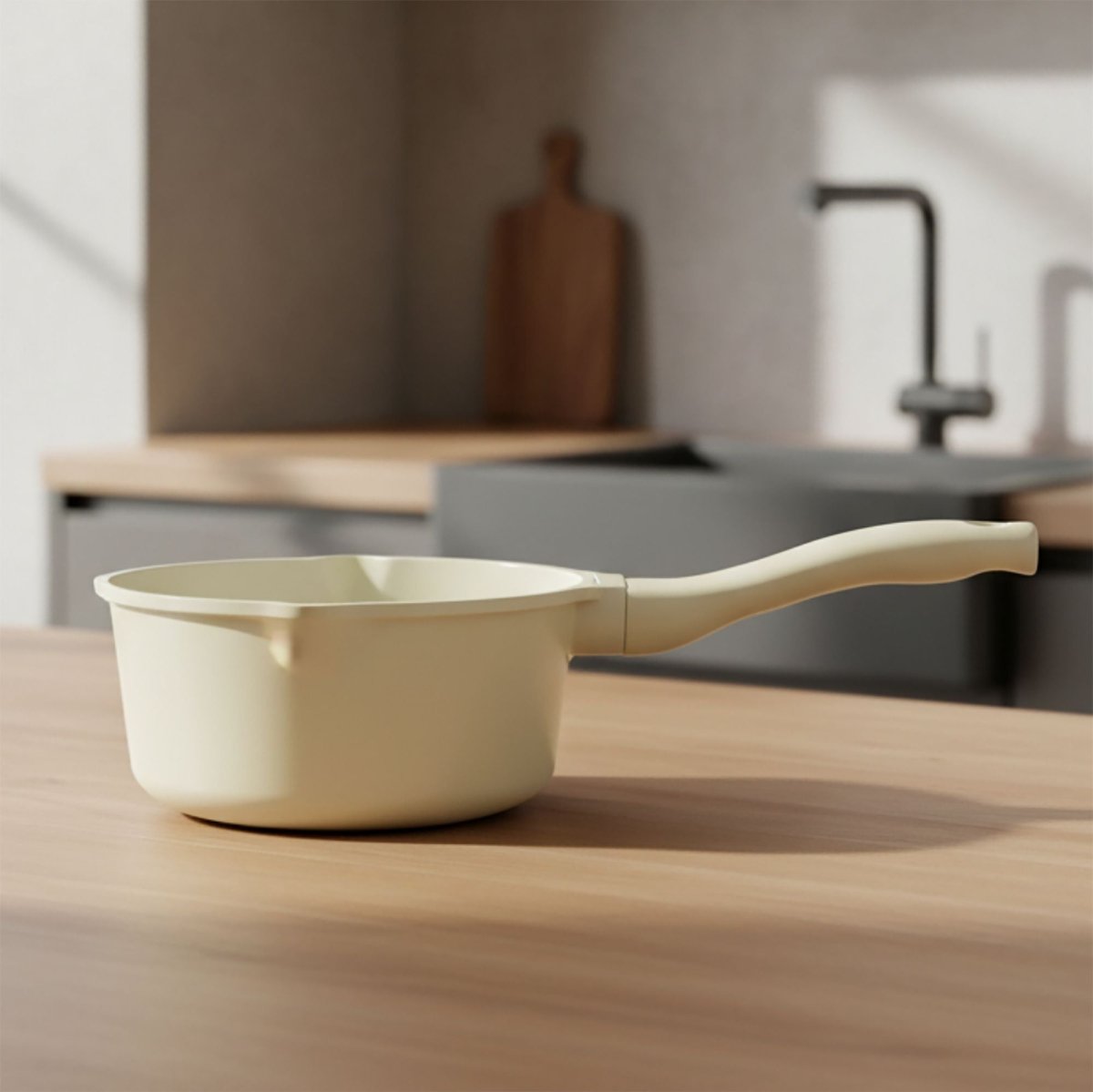 Casserole Pure crème 20cm en fonte d'aluminium recyclé posée sur plan de travail bois clair dans cuisine moderne