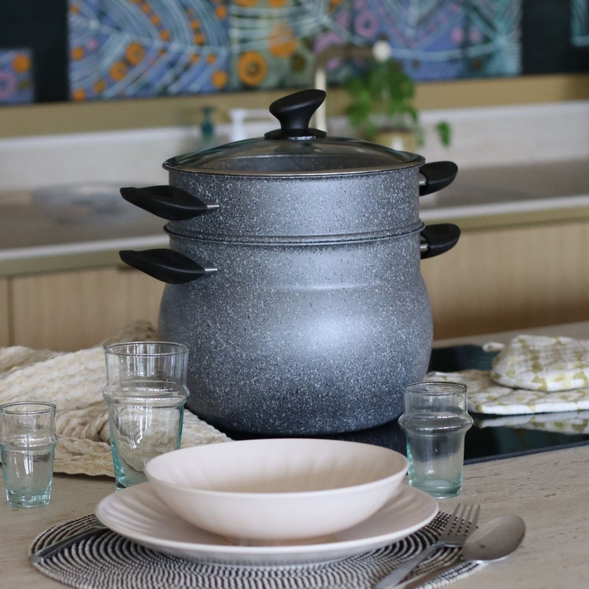 Couscoussier 9L gris marbré avec couvercle en verre, présenté sur table dressée avec assiettes et verres