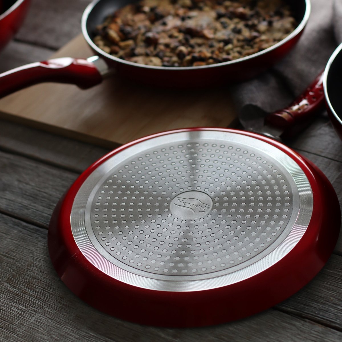 Crêpière Cerise 25cm rouge vue de dessous, fond aluminium antiadhésif compatible induction avec points en relief