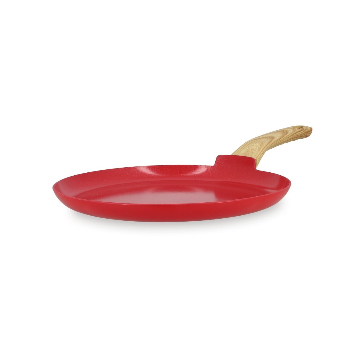 Crêpière rouge 26 cm avec manche en bois, vue de trois-quarts sur fond blanc