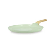 Crêpière Colorama 26 cm Menastyl vert menthe avec manche bois, vue de trois-quarts sur fond blanc