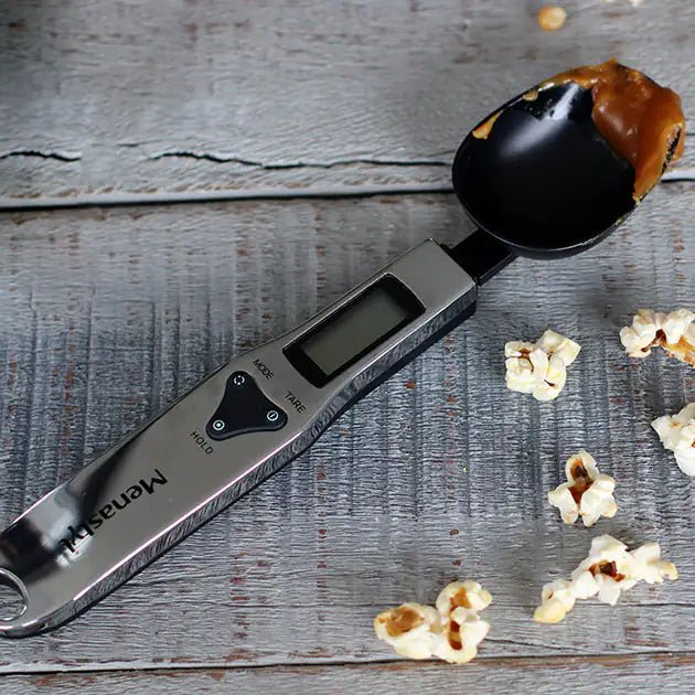 Cuillère à mesurer électronique Oriane avec écran digital et échantillon de caramel dans la cuillère noire